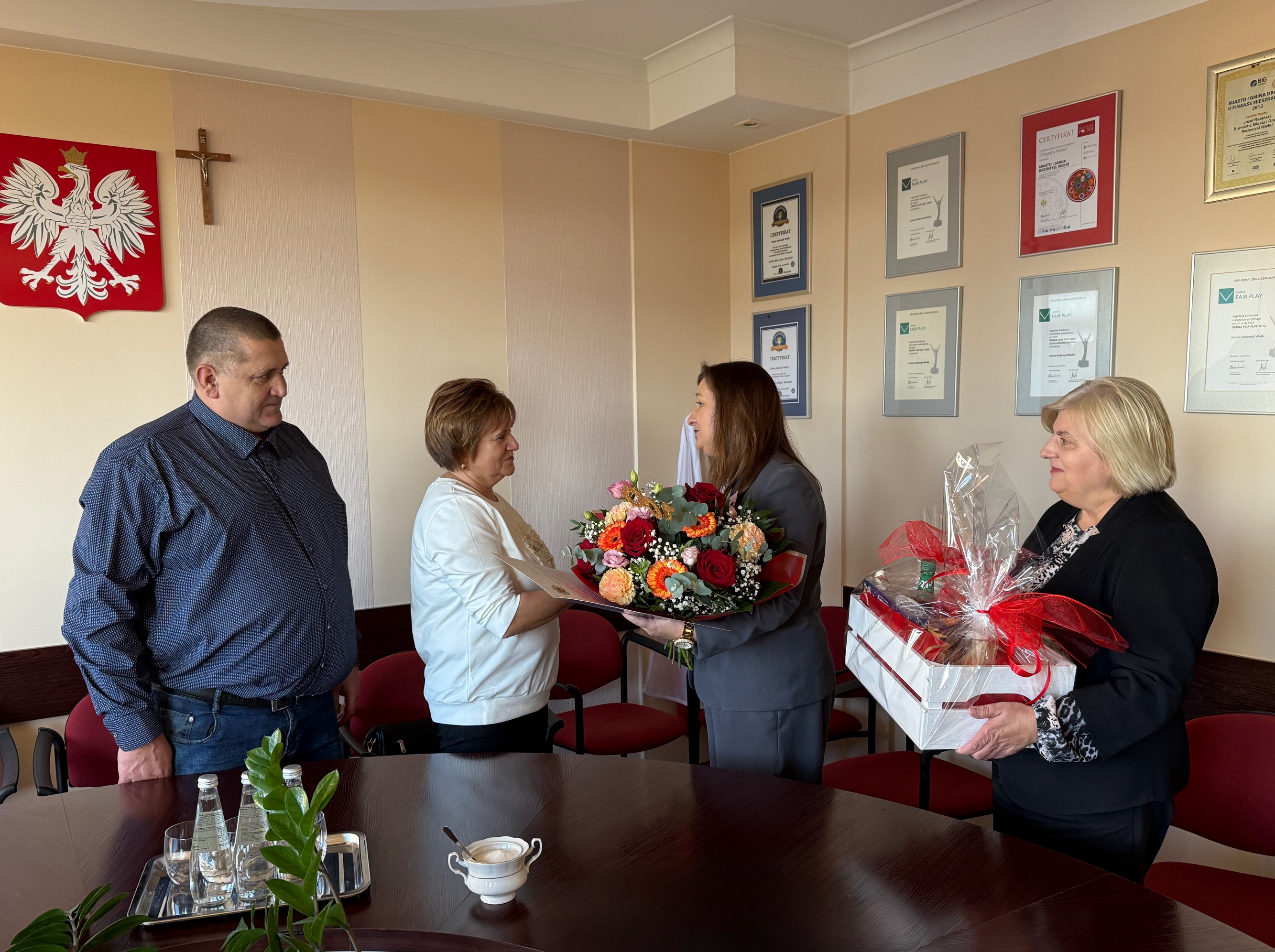 zdjęcie ukazuje Panią Burmistrz wręczającą bukiet kwiatów solenizactce 