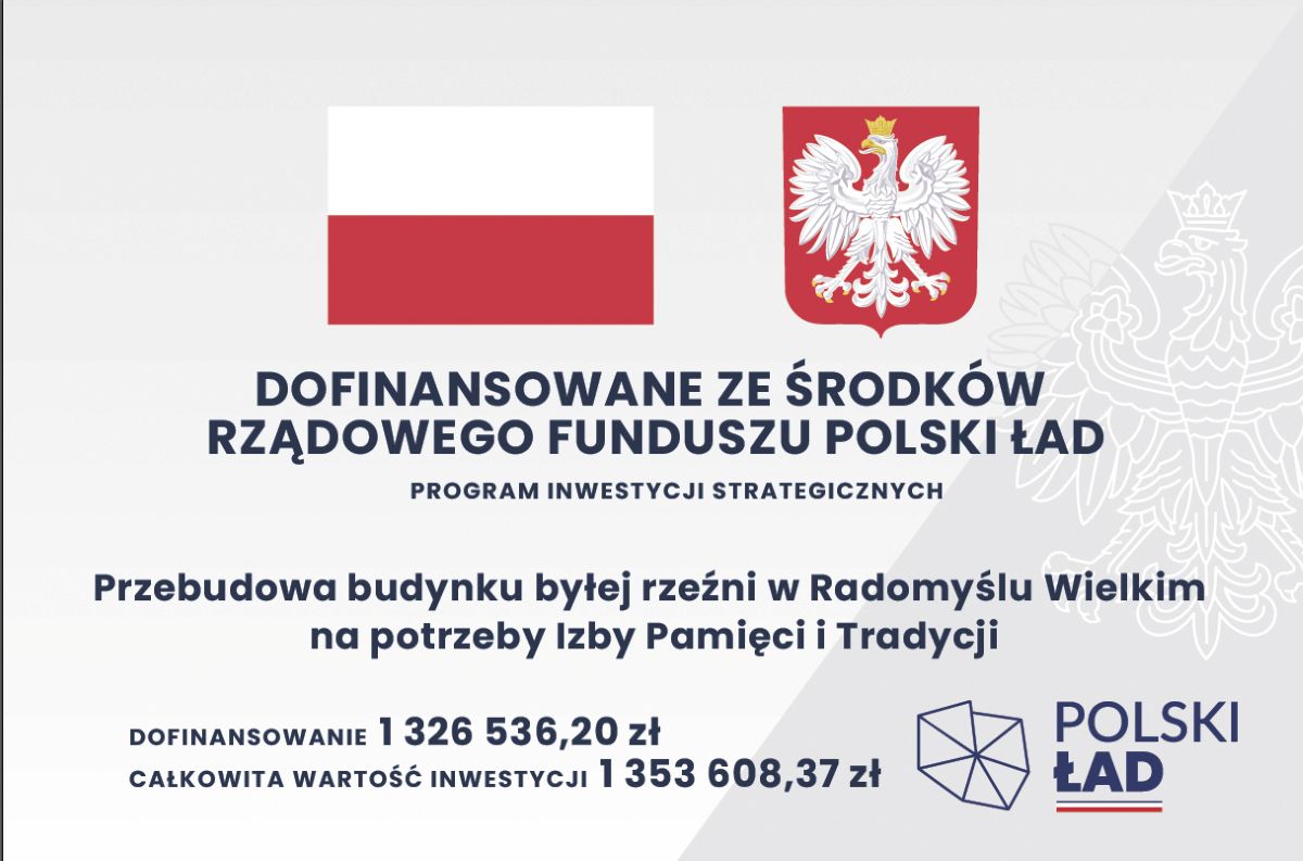 Tablica informacyjno-promocyjna dotycząca przebudowy budynku byłej rzeźni w Radomyślu Wielkim na potrzeby Izby Pamięci i Tradycji realizowanej z Rządowego Funduszu Polski Ład: PIS 