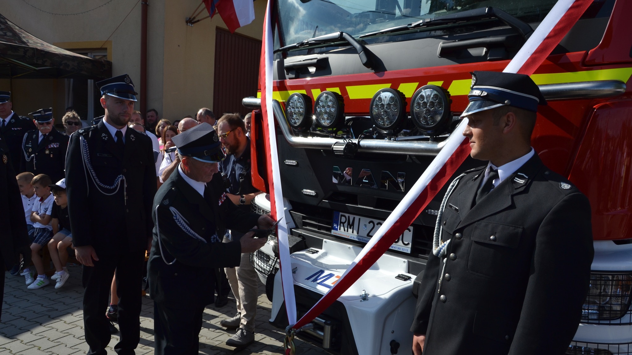 Symbolicznego przecięcia wstęgi dokonał m.in. burmistrz Józef Rybiński